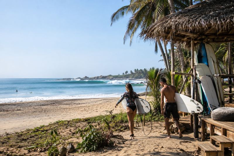 අරුගම්බේ සහ වැලිගම රළ පදින අයට (සර්ෆිං) නවාතැන්, බාලි දූපතේ ප්රමිතියට පවත්වාගෙන යන, පාඩම් සහ පුවරු කුලියට දීම සමඟ
