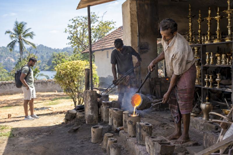උඩරට සම්ප්රදායට පිත්තල සහ ලෝකඩ වාත්තු කිරීම, උණු කළ ලෝහය වත් කරන තැන සිට ඔප දමන තෙක් බලා සිටිමින්