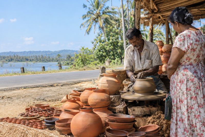 මැටි: ගැනුම්කරු ඉදිරිපිටම සකපෝරුවේ හැඩ ගන්වන, පිළිස්සූ මැටි ගෘහ භාණ්ඩ, උයන හට්ටි සහ පහන්