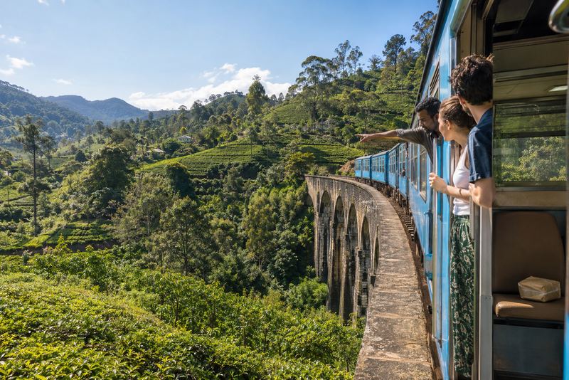 කඳුකර දුම්රිය මාර්ගයේ ගමන්, මඟපෙන්වන්නෙක්, කෑම වේලක් සහ ඇල්ල නොවන නැවතුමක් එකට ඇතුළත් කර