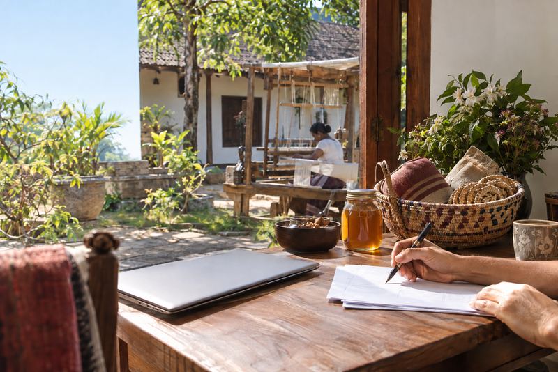 නිෂ්පාදනයේ කතාව කීම: සාදන්නා වෙතම ගොස්, ඒ කතාව ඉගෙන ගෙන, ලේබලයේ ඇති හැම වචනයක්ම සත්ය දැයි පරීක්ෂා කරන කෙනෙක්