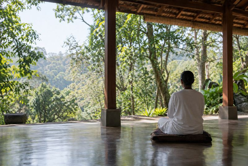 සතියක් හෝ ඊට වැඩි කාලයක් නවාතැන් ගෙන කරන භාවනා වැඩසටහන්. සංචාරකයන් නැවතී සිටින සාමාන්ය කාලය දිගටම කෙටි වන රටකට ඇති වඩාත්ම සෘජු පිළිතුර මෙයයි
