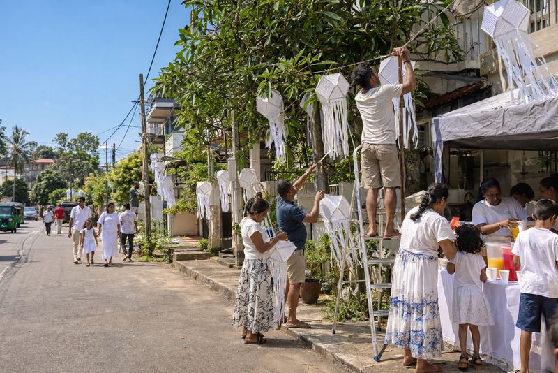 කොළඹ වෙසක් ලෝකයට බෙදා දීම: වෙසක් කූඩු, දන්සල් සහ ඒවායේ අරුත පැහැදිලි කරමින්
