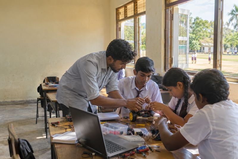ගම්බද ප්රදේශවල පාසල් දරුවන් සඳහා කෝඩින් සමාජ, ආපසු පැමිණි උපාධිධාරීන් විසින් පවත්වන