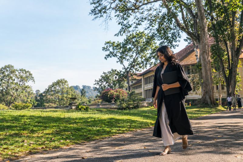 විදෙස්ගත ශ්රී ලාංකිකයන්ගේ සංගමයක් පවත්වන ශිෂ්යත්ව අරමුදලක්, එක් කොන්දේසියක් සමඟ: උපාධිය, ඉන්පසු වසර 2ක් අපේම රටේ