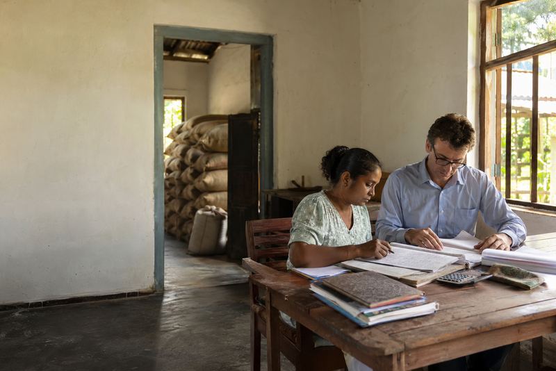 නිවාඩුවක් ගත් විදෙස්ගත වෘත්තිකයන් තම හැකියාවෙන් ස්වේච්ඡාවෙන් සේවය කරන මාස කිහිපයක්: ගණකාධිකාරියෙක් සමුපකාර සමිතියකට, ගුරුවරයෙක් දිස්ත්රික්කයේ පාසලකට