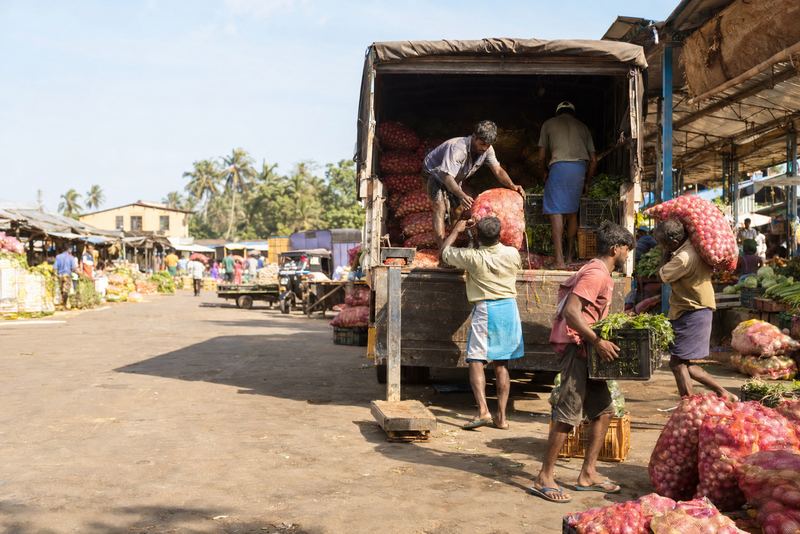 ආපසු එන ගමනට බඩු ගැළපීම: දිස්ත්රික් නගරයකට බඩු ගෙන ගිය ලොරියක්, හිස්ව ආපසු එනවා වෙනුවට, ඒ දිස්ත්රික්කයේ බඩු රැගෙන ආපසු එන ලෙස
