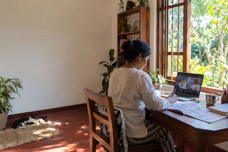 විදෙස්ගත ශ්‍රී ලාංකිකයන්ගේ දරුවන්ට වීඩියෝ මඟින් සිංහල සහ දෙමළ පාඩම්, උපාධිධාරීන් ගෙදර සිටම උගන්වන, පවුම්, ඩොලර් සහ ෆ්‍රෑන්ක්වලින් ගෙවීම් ලබන