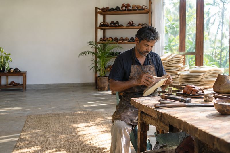 ඇඟලුම් කර්මාන්තය ගිය මඟේම යන පාවහන් වැඩපොළවල්: ශ්රී ලංකාවේ රබර්වලින් පතුල් යෙදූ සපත්තු සහ සෙරෙප්පු, මුලින්ම ලෝකයේ වෙළඳ නාම සඳහා සාදා, පසුව තමන්ගේම වෙළඳ නාමයකින්