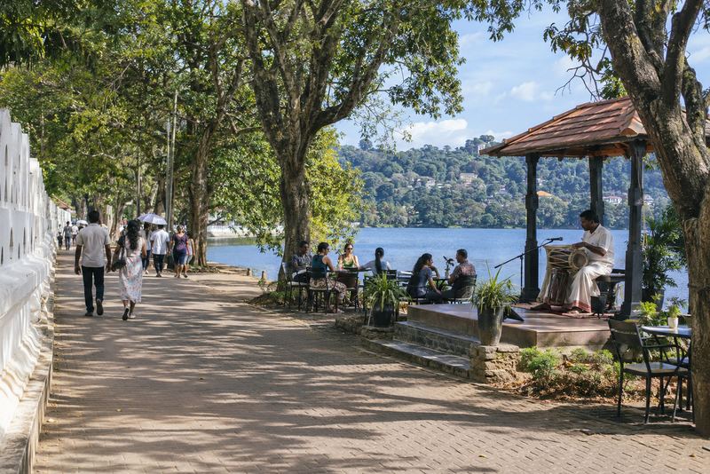 මහනුවර: දළදා මාළිගාව පමණක් නොව, කෝපි හල් සහ සවස රංගන සහිත, වැව අයිනේ ඇවිදින මාවත