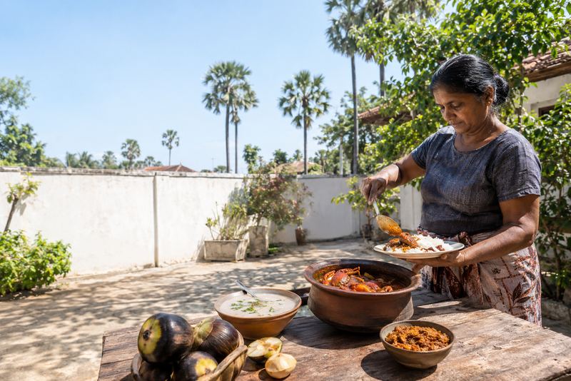 යාපනය: දිවයිනේ අනෙක් ප්‍රදේශවල නැති කෑම, ඔඩියල් කූල් (මුහුදු කෑම දැමූ උකු කැඳක්), කකුළු කරිය සහ තල් ගසෙන් ලැබෙන සියල්ල, ඒවා ලැබෙන තැනදීම පිසූ, තමන්ගේම ආහාර සම්ප්‍රදායක් ලෙස ලෝකයට ආඩම්බරයෙන් පෙන්වන